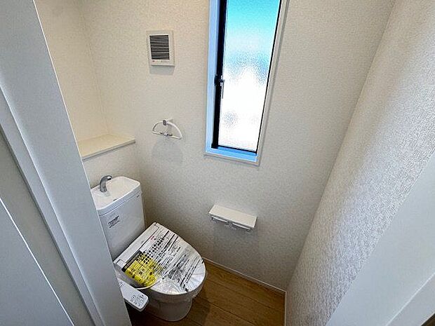 【トイレ/2階】トイレは2か所に設置されているため、朝の忙しい時間帯や来客時などに便利です。