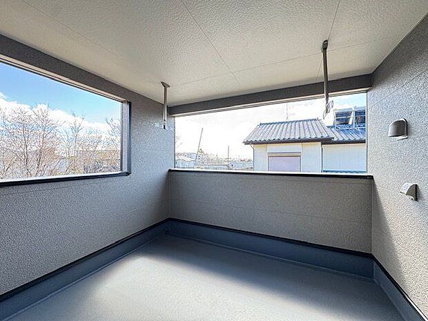 【バルコニー】南向きで日当たり良好。建物のコーナー部分に設置され、2方向から光と風を取り込めます。