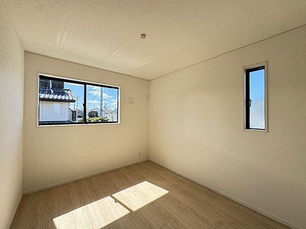 【洋室/約5.7帖】子供部屋やリモートワークにも使いやすい、クローゼット付きの洋室です。