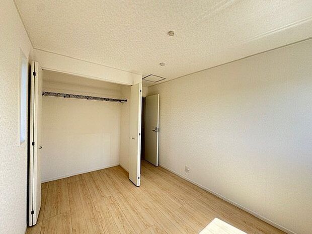 【洋室/約5.7帖】クローゼットが設置されています。独立した配置で、生活音が気になりにくいお部屋です。