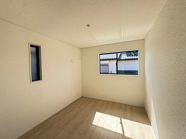 【洋室/約5.7帖】腰高窓が設置され、自由度の高い家具配置が叶います。