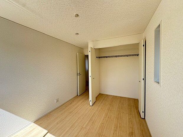 【洋室/約5.7帖】両開き扉のクローゼット。開口部が広く、大きなものでも出し入れしやすいです。