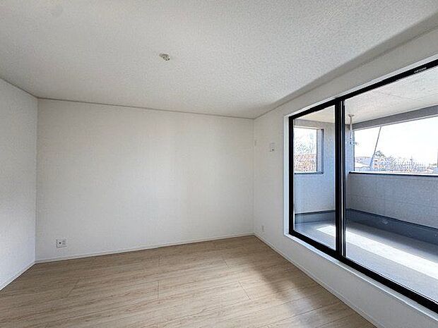 【洋室/約7.5帖】南からの陽光注ぐ洋室です。ゆったりとした広さがあり、主寝室としてもオススメです。