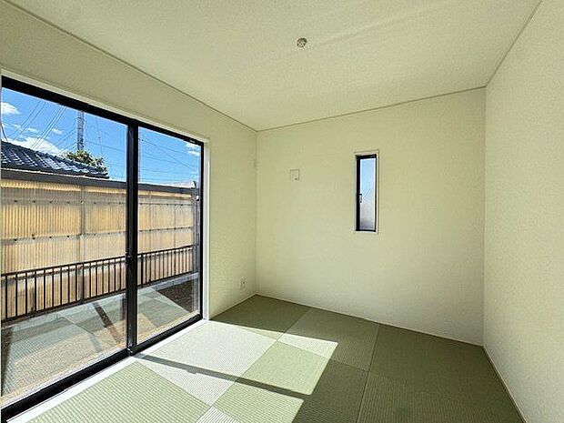 【和室/約4.5帖】LDKに隣接した和室は、お子様の遊び場や家事スペースなど多目的に活用できます。