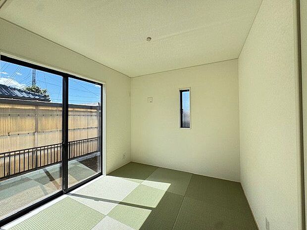 【和室/約4.5帖】収納が設けられ、シーズンオフの家電や布団などをすっきり収納できます。