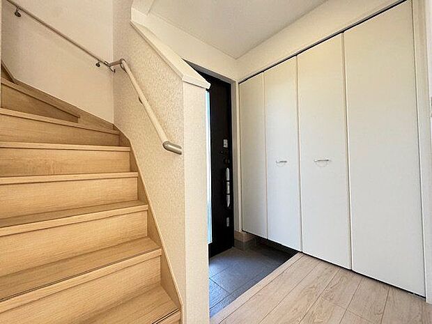 【1階廊下】玄関から階段へダイレクトな動線。ご来客時や生活時間の違うご家族との暮らしにも入配慮があります。