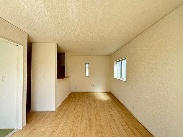 【LDK】家具配置しやすい形状のLDK。シンプルな内装のため、お好みのインテリアを楽しめます。