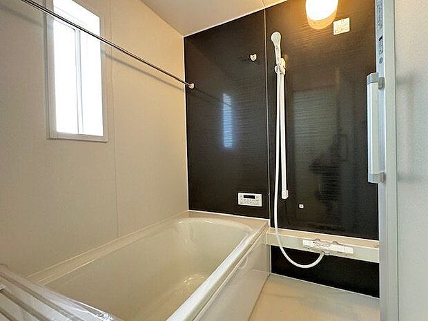 【浴室】換気しやすい窓付きの浴室です。湿気を素早く逃がし、カビの抑制に役立ちます。