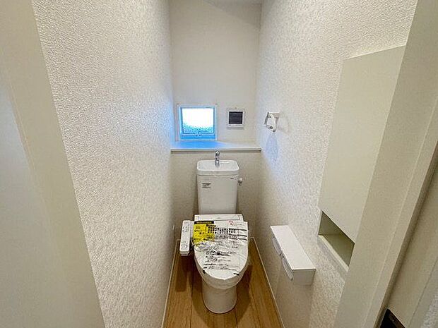 【トイレ/1階】温水洗浄便座機能が備えられたトイレです。寒い時期でも快適に使用できます。
