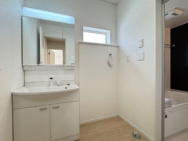 【洗面室】身支度しやすい三面鏡が採用されています。鏡裏とボウル下には収納スペースが確保されています。