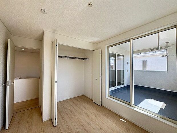 【洋室/約5.0帖】クローゼットが設けられ、衣類や小物をすっきり収納できます。