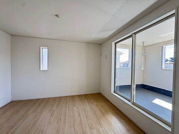 【洋室/約7.5帖】洋室の中で最大面積を有し、主寝室として活躍します。