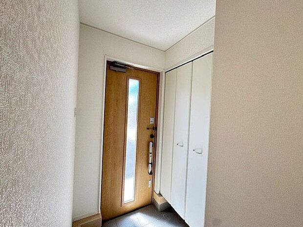 【玄関】フロートタイプのシューズボックスが設置されています。靴以外にも、防災用品や外遊び用のおもちゃなどをすっきり収納できそうです。