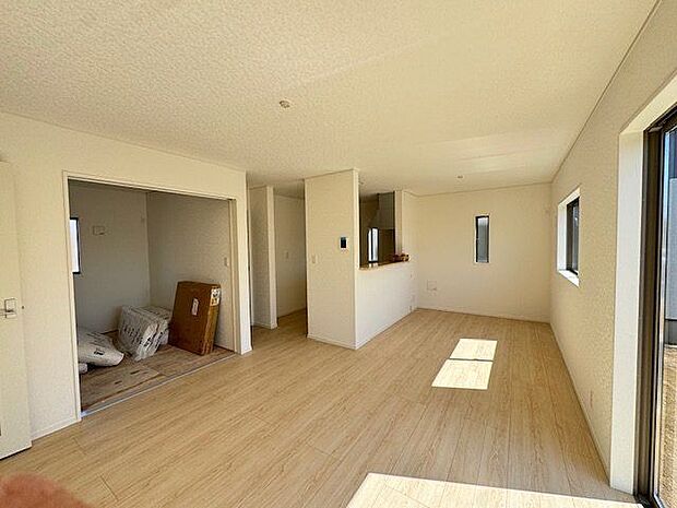 【LDK】南向きの窓から光が差し込み、明るい住空間が広がります。