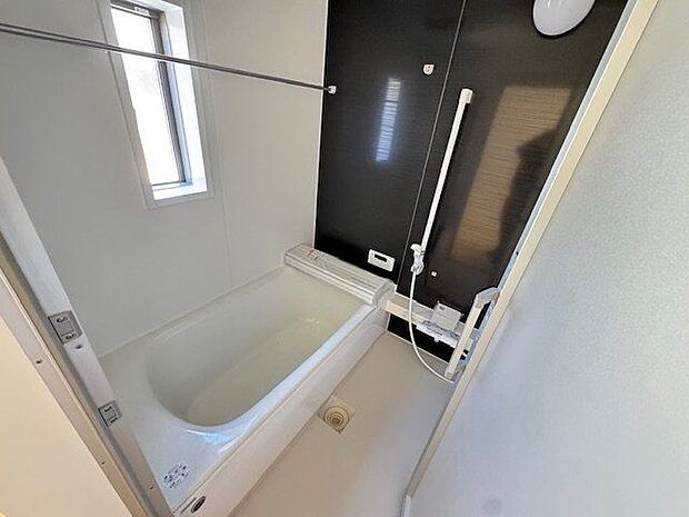 【浴室】換気しやすい窓付きの浴室です。湿気を素早く逃がし、カビの抑制に役立ちます。