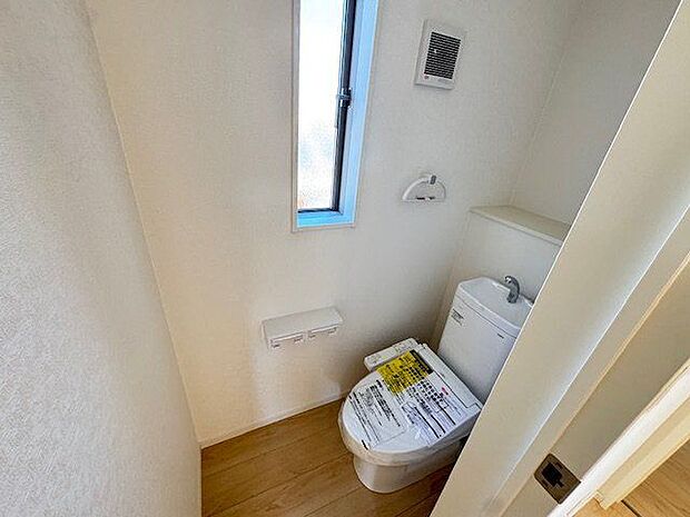 【トイレ/2階】トイレは2か所に設置されているため、朝の忙しい時間帯や来客時などに便利です。
