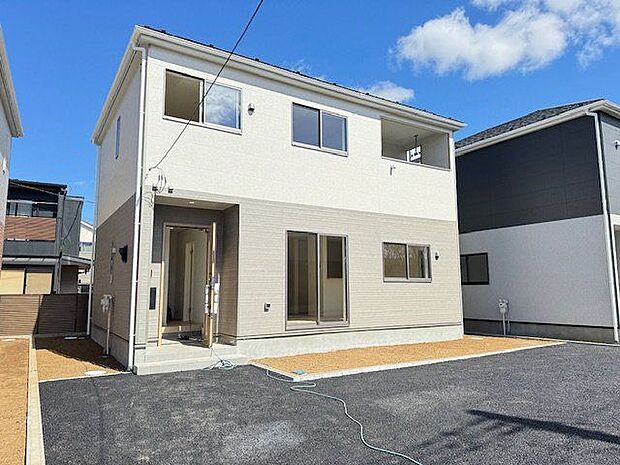 【現地外観写真】全洋室6帖以上の2階建「4LDK」新築戸建です。ゆとりあるカースペースが用意され、快適なマイカーライフをサポートします。