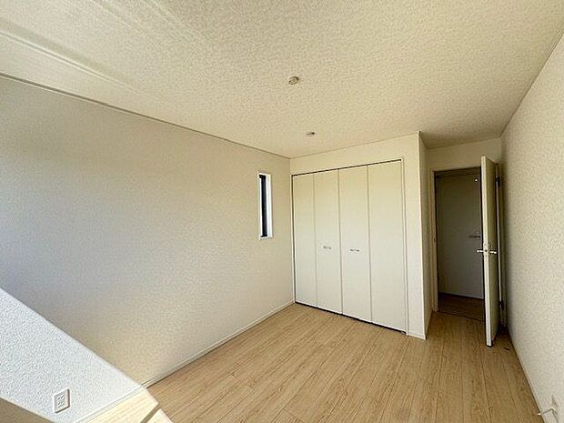 【洋室/西側約6.5帖】子ども部屋やワークスペースなど多目的に活用できます。