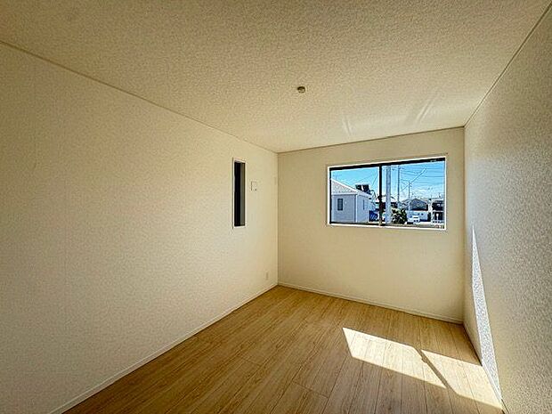 【洋室/東側約6.5帖】2面採光が確保された洋室。家具配置しやすい腰高窓が採用されています。