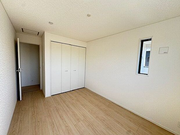 【洋室/東側約6.5帖】独立したお部屋のため生活音が響きにくく、勉強や仕事に集中できそうです。