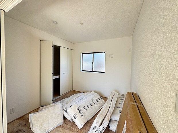 【和室/約4.5帖】リビングに隣接した和室。家事スペースやお子様のお昼寝スペースとして活用できます。