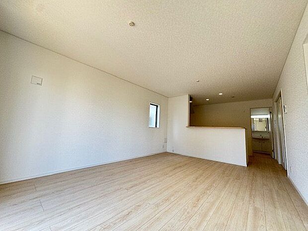 【LDK/約16帖】生活のメインスペースとなるLDKは約16帖の広さ。ご家族とコミュニケーションが図りやすい対面式キッチンが採用されています。