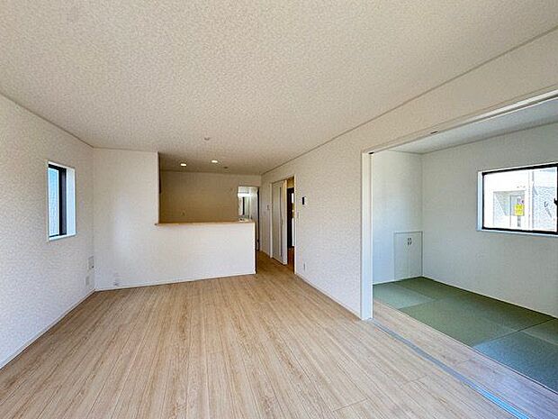 【LDK/約16帖】約5帖の洋風和室が隣接しています。家事の合間の休憩や、食後の寛ぎタイムなどに、気軽に横になってリラックスできます。