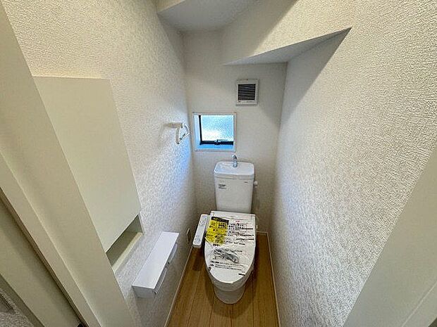 【トイレ/1階】温水洗浄便座機能が備えられたトイレです。寒い時期でも快適に使用できます。