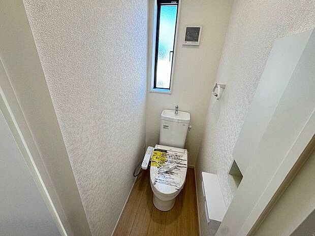 【トイレ/2階】トイレは2か所に設置されているため、朝の忙しい時間帯や来客時などに便利です。