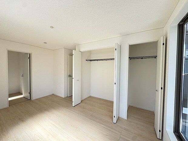 【収納/洋室(約8帖)】クローゼットが2箇所設けられています。季節やご家族ごとに使い分けが可能です。