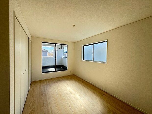 【洋室/約8帖】東側と南側の2面採光。掃き出し窓からバルコニーに出入りできます。