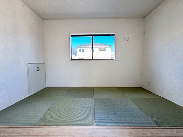 【和室/約5帖】LDKに隣接した和室は、お子様の遊び場や家事スペースなど多目的に活用できます。