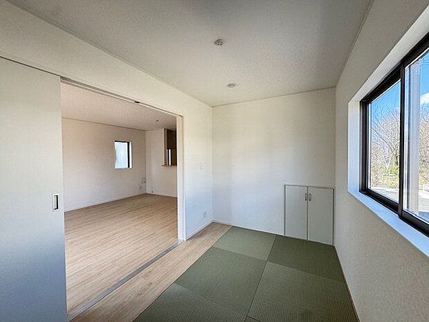 【和室/約5帖】収納スペースあり。リビングに近いため、日常的に使用するアイテムの収納にも便利です。