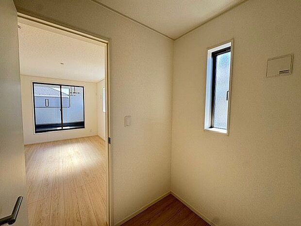 【テレワークルーム/約2帖】約8帖の洋室に設けられたテレワークルーム。リモートワークや趣味の作業スペースなどに役立ちます。