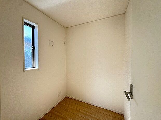 【テレワークルーム/約2帖】収納スペースとしても活用可能。窓付きなので、自然換気が行えます。