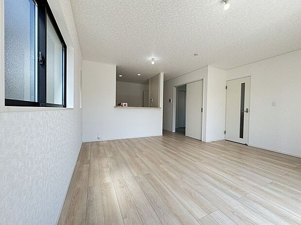 【LDK/同仕様】ダイニングテーブルとソファを置いてもゆとりのある、広さ約16.2帖のLDKです。※実際とは異なる場合があります。