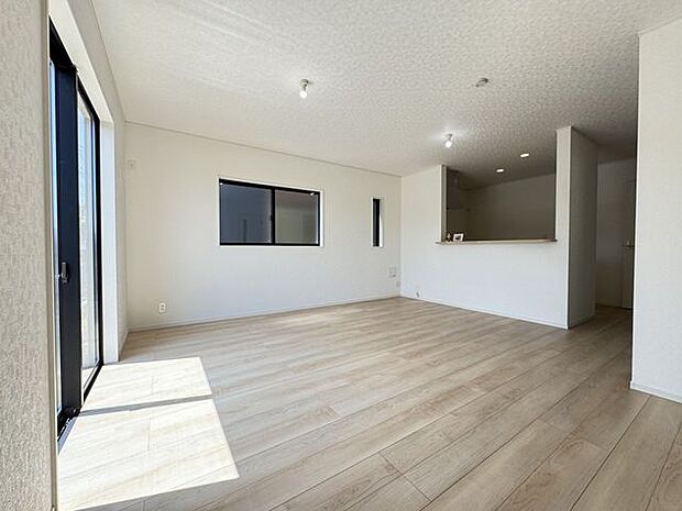 【LDK/同仕様】約5帖の和室が隣接しており、シーンに合わせて幅広く活用できます。※実際とは異なる場合があります。