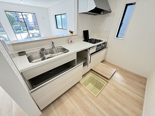 【キッチン/同仕様】立ったまま使えて、奥の物も出し入れしやすいスライドタイプの収納が備わったキッチンです。※実際とは異なる場合があります。