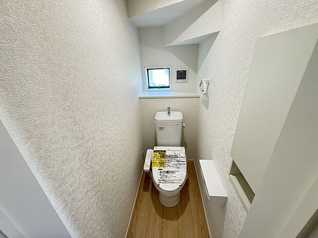 【トイレ/1階】年間を通して快適にご利用いただける、温水洗浄便座付きのトイレです。