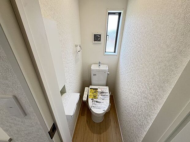 【トイレ/2階】トイレは各階に設けられています。朝の忙しい時間帯や来客時にも気兼ねなく利用できます。