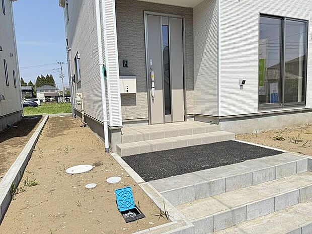 【玄関/同仕様】来訪者を室内から確認できるTVモニター付きインターホンが備わっています。※実際とは異なる場合があります。