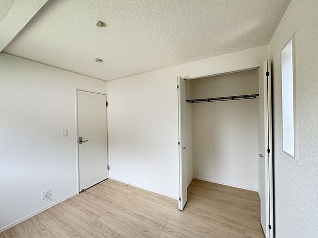 【洋室/約5.2帖】各洋室にクローゼットが備わっており、住空間を有効に活用できます。