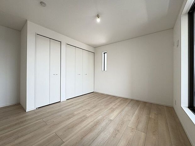 【洋室/同仕様】各洋室に収納が備わっており、住空間を有効に活用できます。※実際とは異なる場合があります。