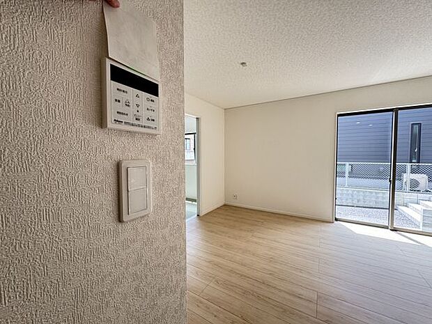 【給湯器リモコン】キッチンのそばに給湯器リモコンが設置されています。スイッチひとつで浴室のお湯はりや追い焚きなどの操作ができ便利。