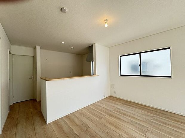 【LDK/同仕様】ご家族やゲストと会話が弾む、対面式キッチンです。※実際とは異なる場合があります。