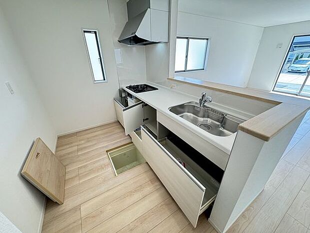 【キッチン/同仕様】カウンター付きなので、配膳やお片付けもスムーズに行えそうです。※実際とは異なる場合があります。