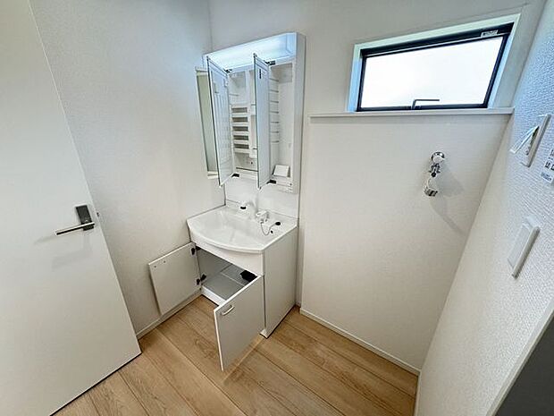 【洗面室/同仕様】鏡裏や洗面ボウル下部に収納スペースがあります。※実際とは異なる場合があります。