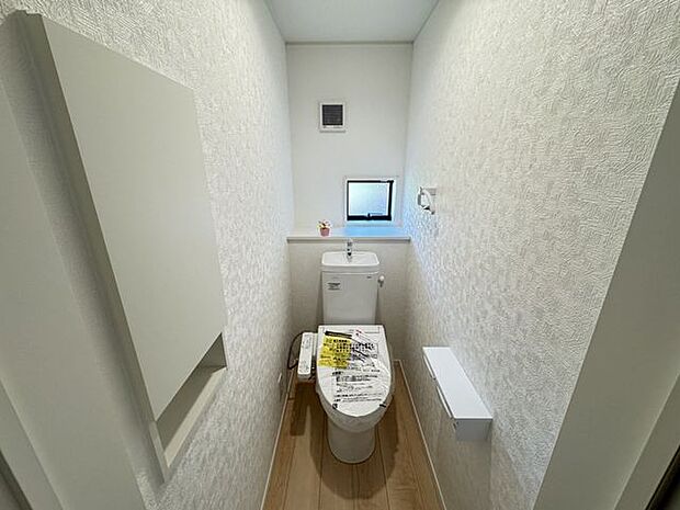 【トイレ/同仕様】年間を通して快適にご利用いただける、温水洗浄便座付きのトイレです。※実際とは異なる場合があります。