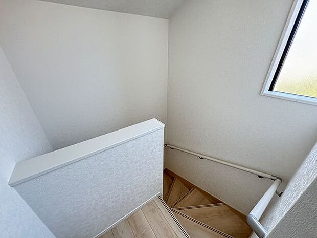 【階段/同仕様】窓が設けられた明るい階段。手すりがあるので、お子様や高齢の方でも安心して上り下りできます。※実際とは異なる場合があります。