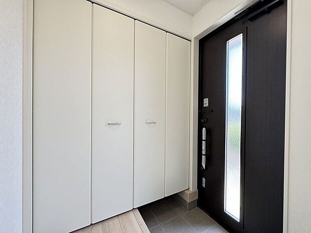 【玄関/同仕様】ドアのスリット部分から自然光が入る、明るい玄関です。※実際とは異なる場合があります。